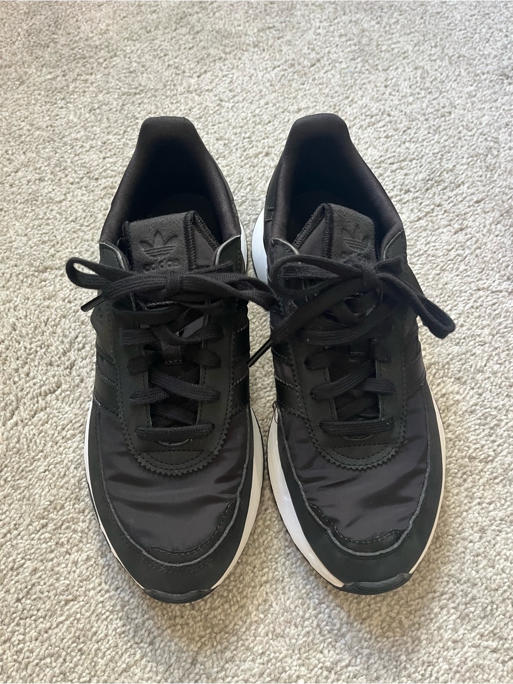 adidas Black and White Men's Casual Sneakers
Boys size fit like women’s 8- 81/2